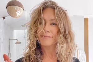 Jennifer Aniston Giving Blowjob - Jennifer Aniston Shows Off Natural Curls in Post-Shower Hair Routine