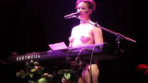 Amanda Palmer Porn - Amanda Palmer naked sings 'Dear Daily Mail' song London Roundhouse Video Â»  Best Sexy Scene Â» HeroEro Tube