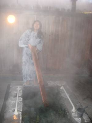 Japanese Water Porn - Yumomi (æ¹¯ã‚‚ã¿ï¼‰ Cooling the Hotel Bath