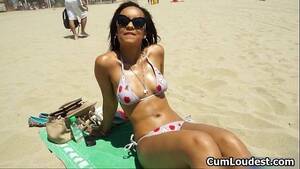 Brunette Slut Beach Porn - Sexy brunette slut gets horny showing - XVIDEOS.COM