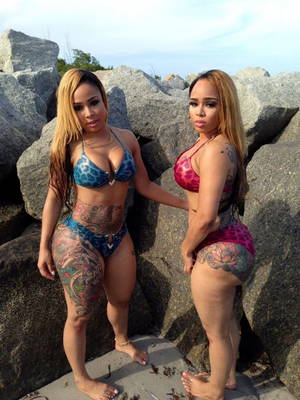 Double Dose Twins Porn - Re: Phat Azz Black Girlz / Big Booty Ebonies. Double Dose Twins