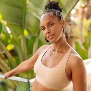 alicia keys upskirt - Alicia Keys Shows Off Toned Abs In A Sports Bra On Instagram