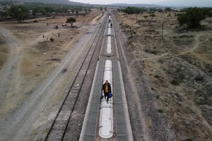 Mexican Train Porn - Migrants risk life and limb to jump Mexico trains in rush to border