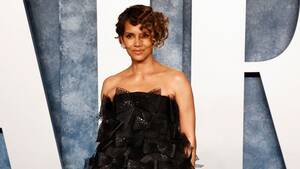 Halle Berry Porn Double - Ethereal Elegance! Halle Berry Stuns In Gown With Dramatic High Slit At The  2023 Oscars