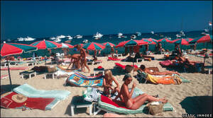 france topless beach - BBC NEWS | Europe | Breast practice on the riviera