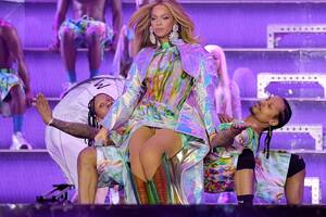 beyonce footjob video - BeyoncÃ©'s Dancer Saves Her From Nip Slip on Tour | Hypebae