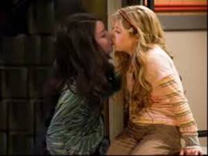 Miranda Cosgrove Nude Lesbian - Lesbian Fantasies Notes: Foto com suposto beijo entre Miranda Cosgrove e Jennette  McCurdy Ã© falsa