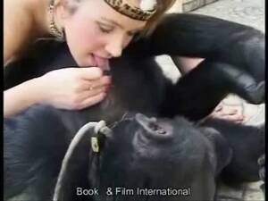 Big Dick Girl Fucks Monkey - Fuck-hungry Indian woman adores giving head to a monkey - LuxureTV