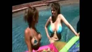 cougar poolboy - Cougars grab the pool boy and fuck him - XVIDEOS.COM