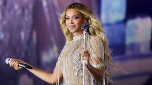 Beyonce Strapon Porn - One of BeyoncÃ©'s Dancers Helps Her Avoid a Wardrobe Malfunction: Watch