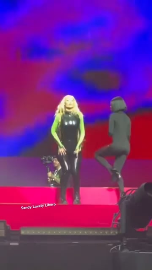 Iggy Azalea Porn Pussy - Iggy Azalea having to cover up in Saudi Arabia : r/PublicFreakout