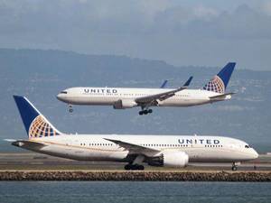 Airline Porn Body Search - United Airlines: Flyer gave toddler's seat away and made mother hold him  for three-hour flight