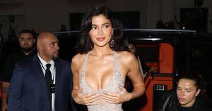 Justin Bieber Tits - Kylie Jenner Grabs Boobs in Photos: Holding Breasts Pictures | Life & Style