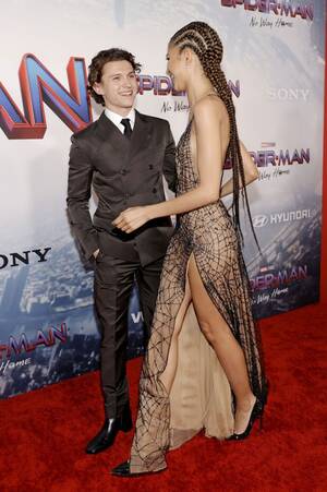 Ariana Grande And Zendaya Porn - Tom Holland and Zendaya Pose Like Couple at 'Spider-Man: No Way Home'  Premiere