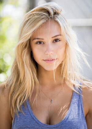 Alexis Ren Porn - Curious what you guys think of Alexis Ren then vs now : r/VindictaRateCelebs