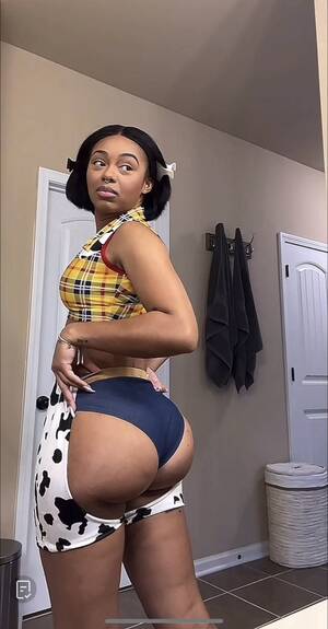 Ebony Halloween Porn - Huge ass ebony getting ready for Halloween - Porn - EroMe