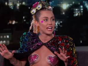 Miley Cyrus Porno - Miley Cyrus apresenta vÃ­deo sadomasoquista em Festival PornÃ´ | VEJA