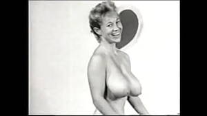 50s Porn Vintage Nudes - Nude model with a gorgeous figure takes part in a porn photo shoot of the  50s - XVIDEOS.COM