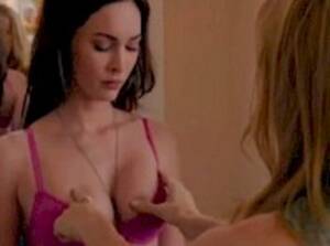 Leslie Mann Megan Fox Porn - Leslie Mann Jiggles Megan Fox's boobs - The Nip Slip