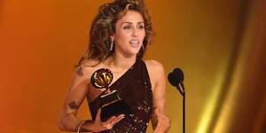 hot lesbian xxx miley cyrus - Miley Cyrus wins Record of the Year Grammy & thanks her 'main gays'