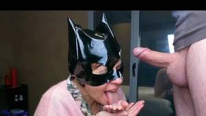 Catwoman Porn Blowjob - MILF catwoman gives close-up blowjob and swallows cum throbbing to play  with next - XXXi.PORN Video