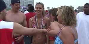 drunk beach party nude - Naked sluts walk around beach party drunk EMPFlix Porn Videos