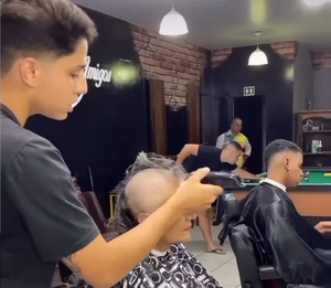 Forced Headshave Porn - Barbers found out their customer was shaving her head because of chemo :  r/HumansBeingBros