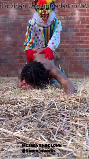 ebony clown xxx - Gibby The Clown fucks ebony in a barn, Upital - PeekVids