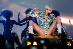 Miley Cyrus Peeing Porn - Miley Cyrus Bangerz Tour O2 London in Pictures | IBTimes UK