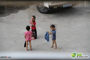 anak - ... tengok benda macam ini walaupun mereka masih budak-budak lagi tak ada  akal untuk fikir baik buruk tapi selaku ibu bapa anda harus awasi anak-anak  anda.