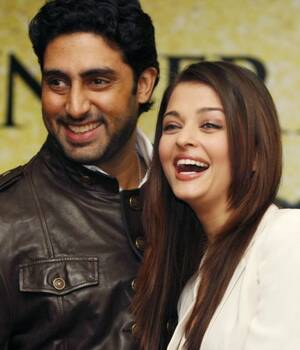 Aishwarya Rai Sex With Man - Bachchan's unhappy with Aishwarya Rai's Intimate Scenes? | DESIblitz