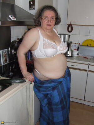 amateur plumper mature housewife - Amateur chubby housewife getting nasty in the kitchen