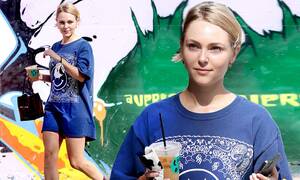 Annasophia Robb Lesbian Porn - AnnaSophia Robb puts on a leggy display while stepping out in tiny shorts  to grab coffee in NYC | Daily Mail Online