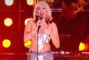 Miley Cyrus Flashes Tits Uncensored - Miley Cyrus Has Accidental Nipple Slip During NBC's New Year's Eve Special