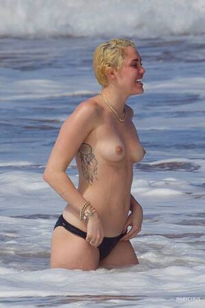 miley cyrus nude beach naked - Miley Cyrus nude on stage and at the beach 16 photos