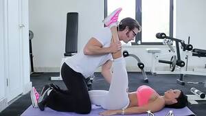 gym seduce trainer - Workout seduction for a brunette - Tuboff.com