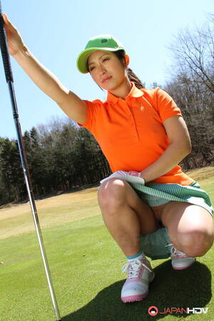 golf gallery upskirt - Japanese golfer Nana Kunimi flashes no panty upskirt while lining up a putt  - PornPics.com