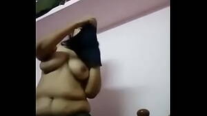 indian aunty dress change - Telugu Mature aunty Dress change - XVIDEOS.COM