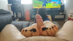 can i have a footjob - my step sister gives me an oiled footjob with her black toes while playing  Fortnite - XVIDEOS.COM