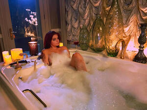 Ariel Winter Porn Rule 34 - Ariel Winter Gets Nearly Naked in Bathtub Wearing Pasties