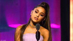 Fucking Ariana Grande Beach - Ariana Grande Gets Emotional During Woman of the Year Speech