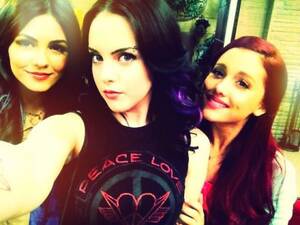 Ariana Grande Victoria Justice Lesbian - Ariana Grande News | Victorious cast, Victoria justice, Elizabeth gillies