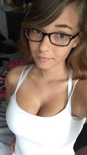 cute glasses - Cute girl with glasses Porn Pic - EPORNER