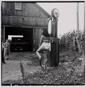 bettie page camera club nude - Weegee And The Notorious Bettie Page Camera Club Go To Headley Farm, New  Jersey (1956) - Flashbak