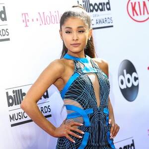 Ariana Grande Blue Hair - Ariana Grande Slams Man on Twitter for Objectifying Her