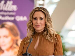 Alyssa Milano Porn Cum - Alyssa Milano Stuns In A Low-Cut Dress In Newest Pics