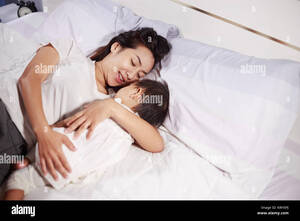 japanese mom sleeping - Japanese mom baby hi-res stock photography and images - Alamy