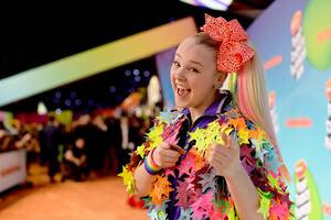 Jojo Siwa Has Sex - YouTube star Jojo Siwa opens up about her sexuality | CNN