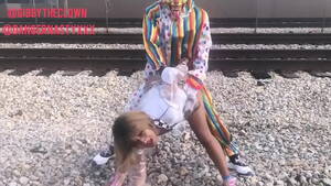 Clown Girl Fucked - Clown fucks girl on train tracks - XVIDEOS.COM