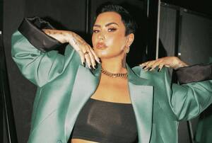 Disney Lesbian Porn Demi Lovato - Demi Lovato comes out as non-binary : r/lgbt